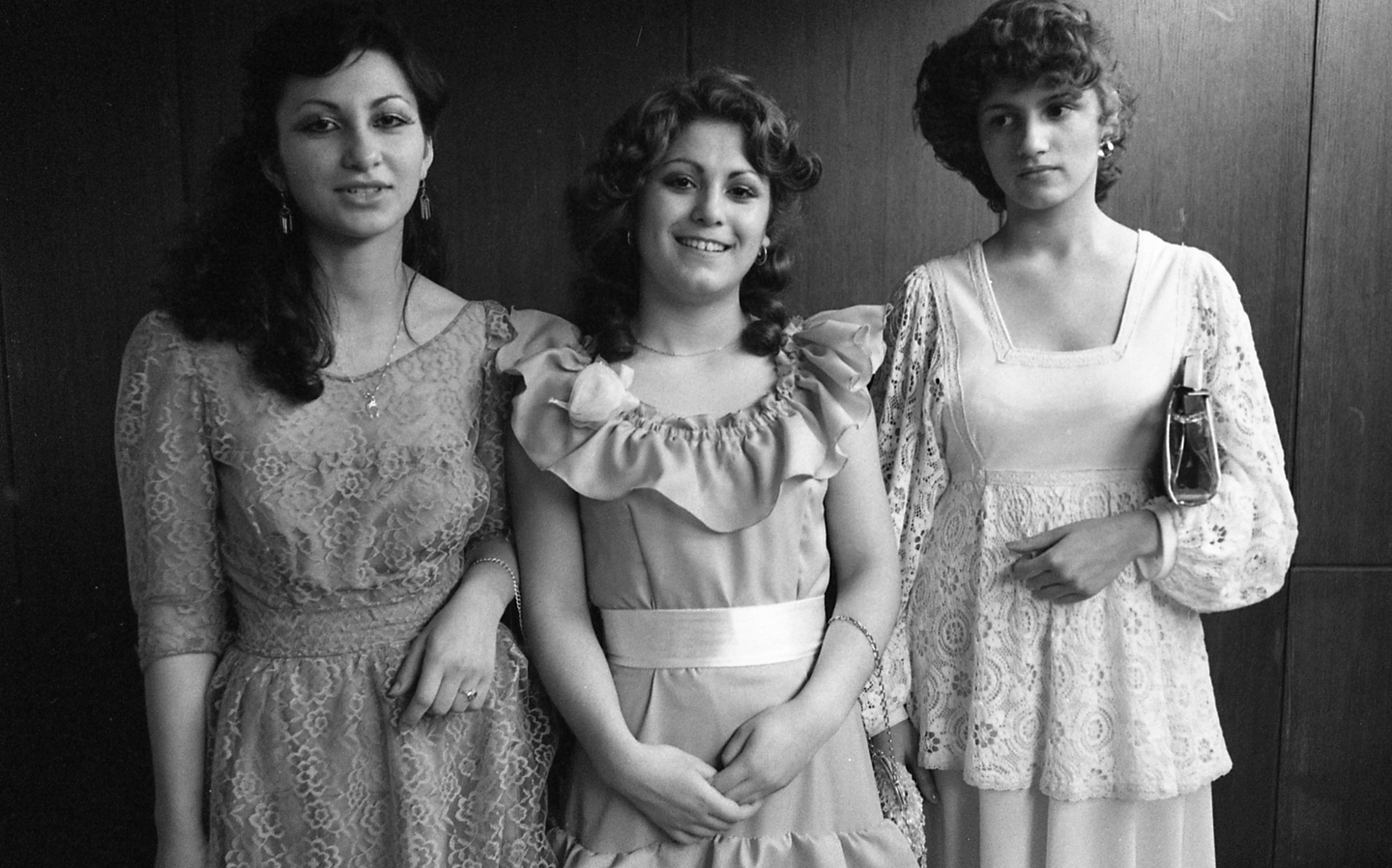 Hungary, Budapest I., Cigánybál a Hilton szállodában., 1982, Urbán Tamás, Budapest, three people, girls, evening gown, Fortepan #124810