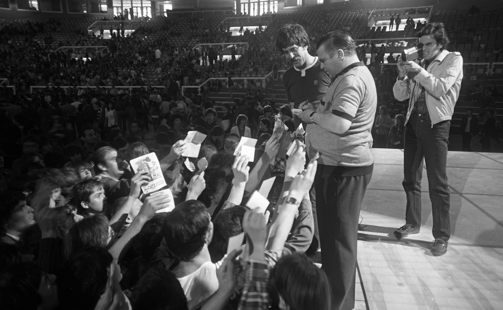 Hungary, Budapest XIV., Budapest Sportcsarnok, Puskás Ferenc dedikál, mellette Déri János riporter., 1982, Urbán Tamás, celebrity, autograph, Budapest, Fortepan #124823
