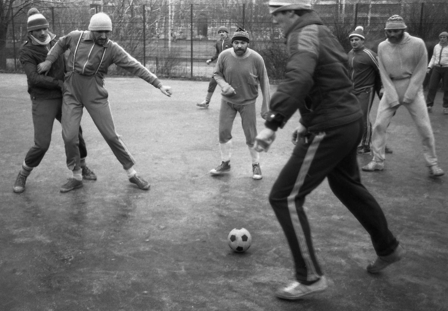 Hungary, Tabán, Budapest I., sportpálya (dühöngő) a Krisztina körút és a Kereszt utca sarkánál, fehér sapkában Eperjes Károly, jobbra világos melegítőben Trokán Péter színművészek., 1984, Urbán Tamás, Budapest, Tisza shoes, Fortepan #124835