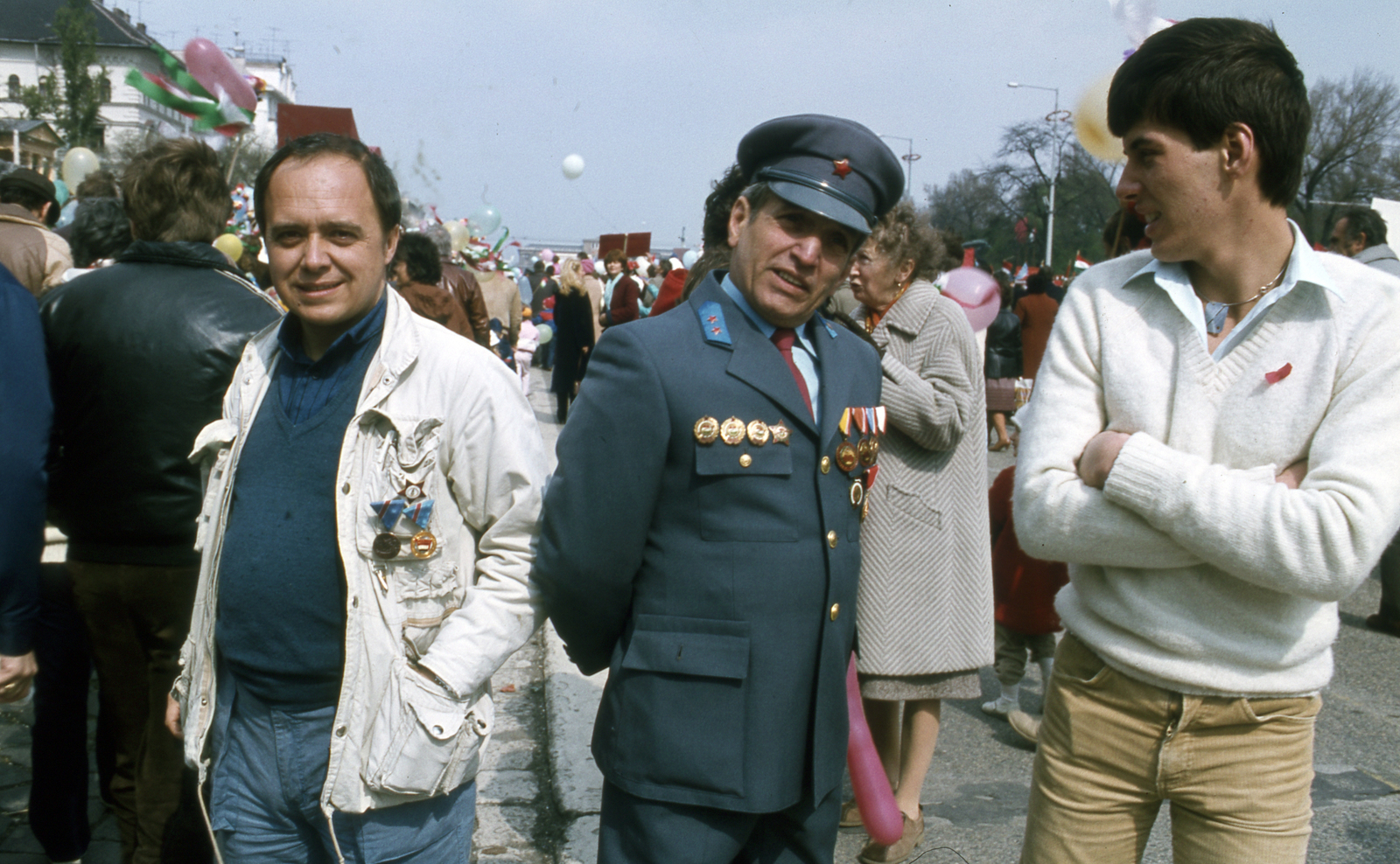 Hungary, Budapest VII., Dózsa György út a Peterdy utcánál, a május 1-i felvonuláson fehér dzsekiben, kölcsönkért kitüntetésekkel Urbán Tamás fotóriporter., 1985, Urbán Tamás, colorful, Budapest, Fortepan #124840