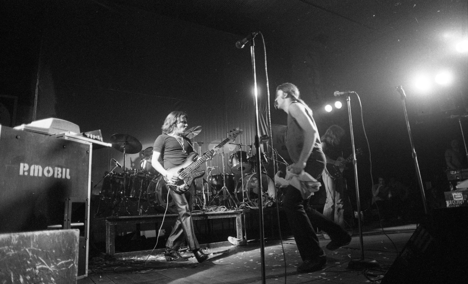 Hungary, Szolnok, Tiszaliget, Sportcsarnok, a Hobo Blues Band és a P. Mobil együttes közös koncertje 1981. április 6-án. Balra Kékesi László, jobbra Schuster Lóránt. A koncertet az Országos Ifjúsági Filmnapokon bemutatott Kopaszkutya című film kapcsán tartották., 1981, Urbán Tamás, band, microphone, cymbal, Fortepan #124858