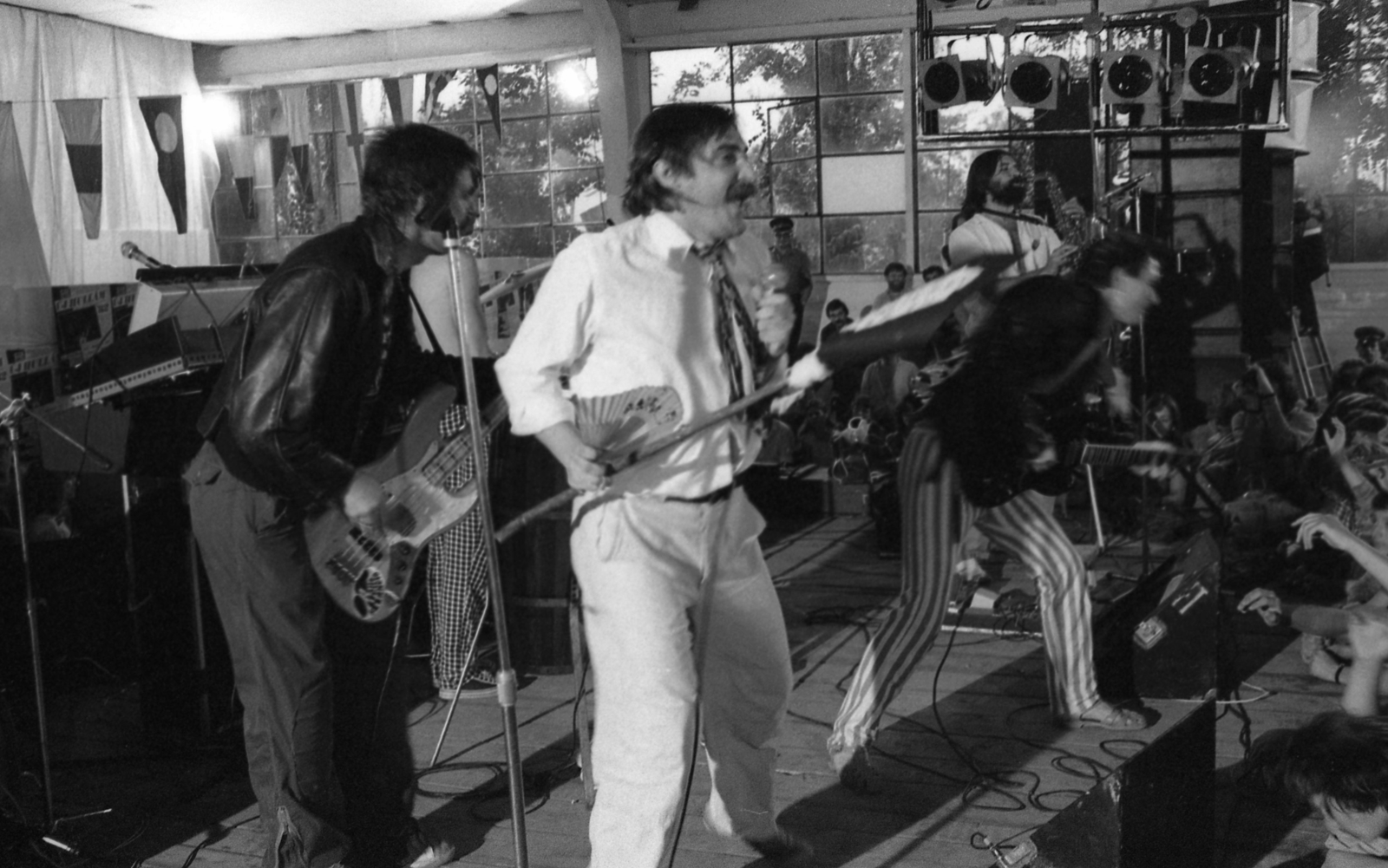 Hungary, Balatonfüred, a Magyar Hajó- és Darugyár Balatonfüredi Gyáregységének szerelőcsarnoka, Újhullámos Fesztivál 1982. augusztus 7-én. Az erre az alkalomra alakult Árnyékszék zenekar, az új hullámos paródiát bemutató együttes tagjai Trunkos András, feLugossy László, Nagy Feró és szaxofonnal Wahorn András., 1982, Urbán Tamás, Fortepan #124882