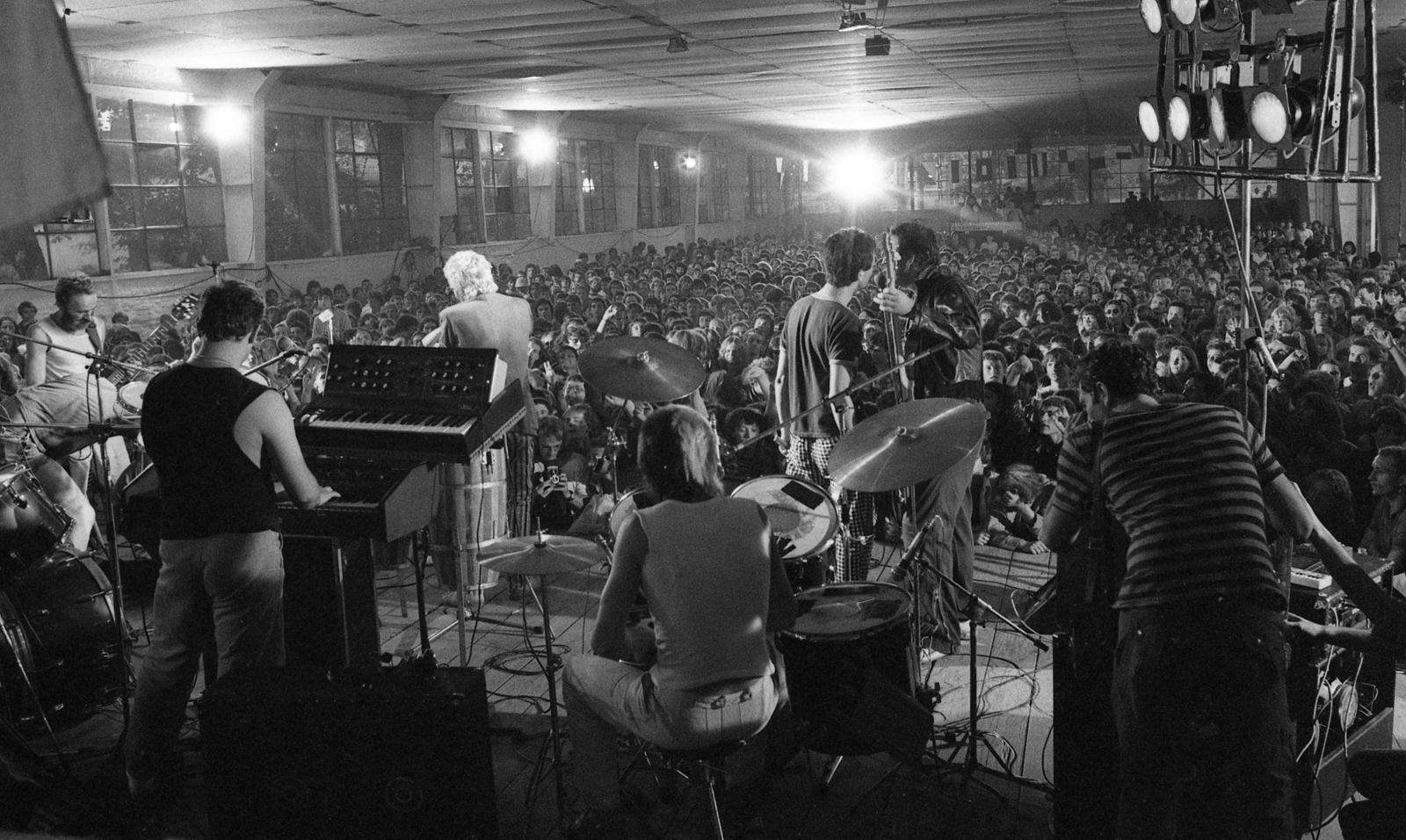 Hungary, Balatonfüred, a Magyar Hajó- és Darugyár Balatonfüredi Gyáregységének üzemcsarnoka. Új hullámos együttesek fesztiválja, a Rolls Frakció fellépése 1982. augusztus 7-én., 1982, Urbán Tamás, Fortepan #124885