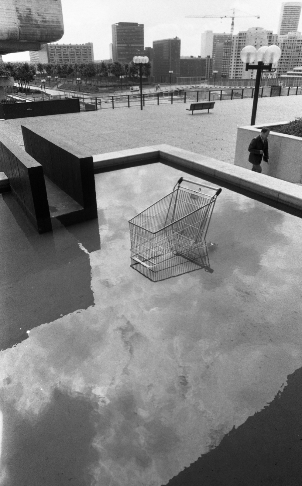 France, Courbevoie, La Défense üzleti központ Párizs elővárosában, Square des Corolles., 1982, Urbán Tamás, shopping trolley, Fortepan #124900