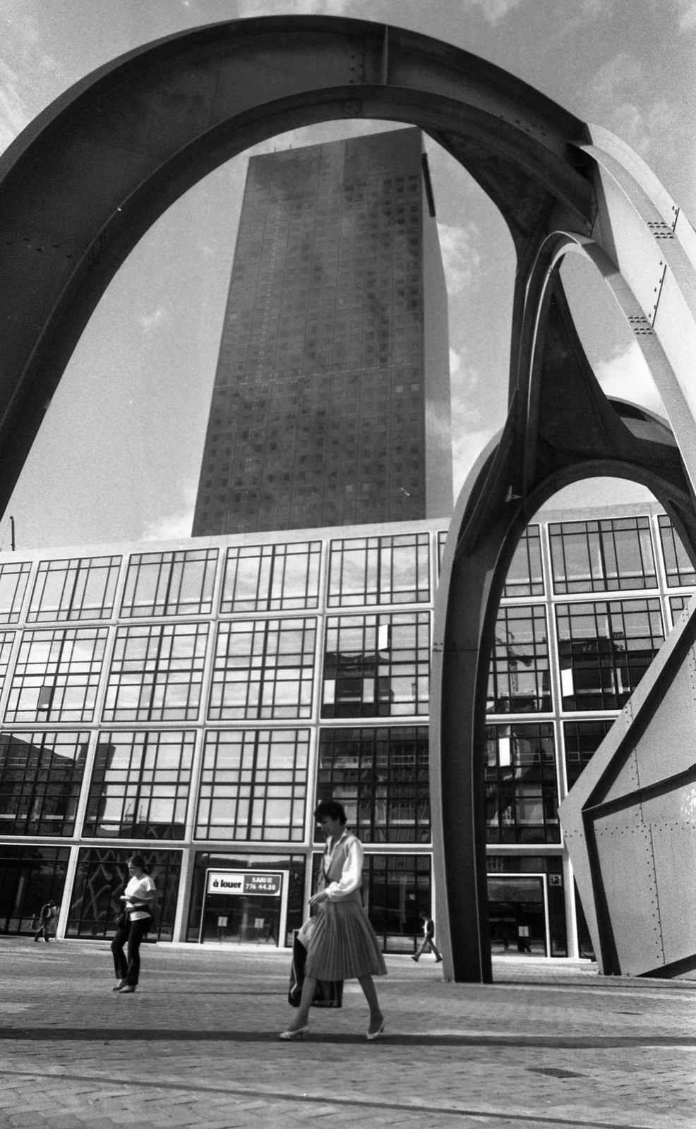 France, Courbevoie, La Défense üzleti központ Párizs elővárosában., 1982, Urbán Tamás, sculpture, high-rise building, modern architecture, Skidmore, Owings & Merrill-design, Roger Saubot-design, Francois Jullien-design, Alexander Calder-design, modern art, Fortepan #124907