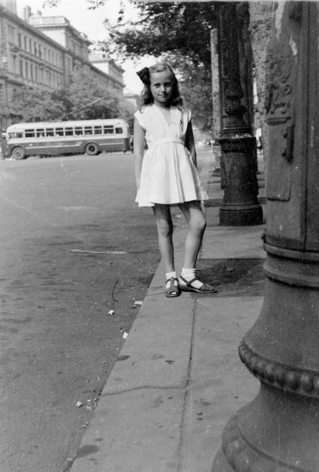 Hungary, Budapest VI., Andrássy (Sztálin) út, szemben a Nagymező utca és Jókai tér közötti házak., 1956, Szent-tamási Mihály, trolley bus, Budapest, Fortepan #12491