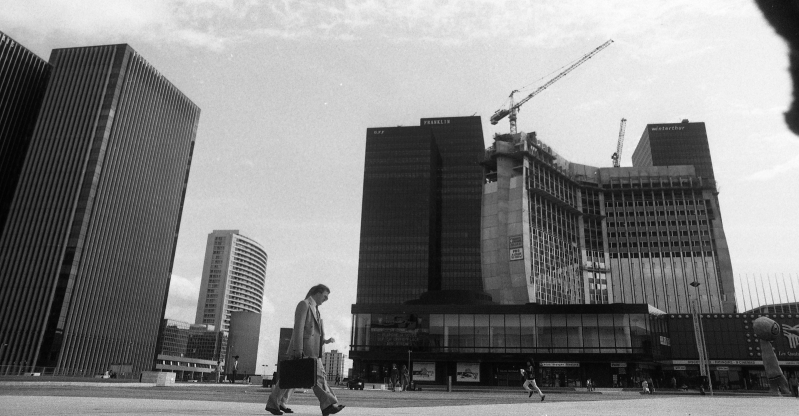 France, Puteaux, La Défense üzleti központ Párizs elővárosában, a kép jobb szélén a Personnages fantastiques című szobor Juan Miró alkotása (1976)., 1982, Urbán Tamás, sculpture, square, high-rise building, modern architecture, Joan Miró-design, modern art, Fortepan #124911