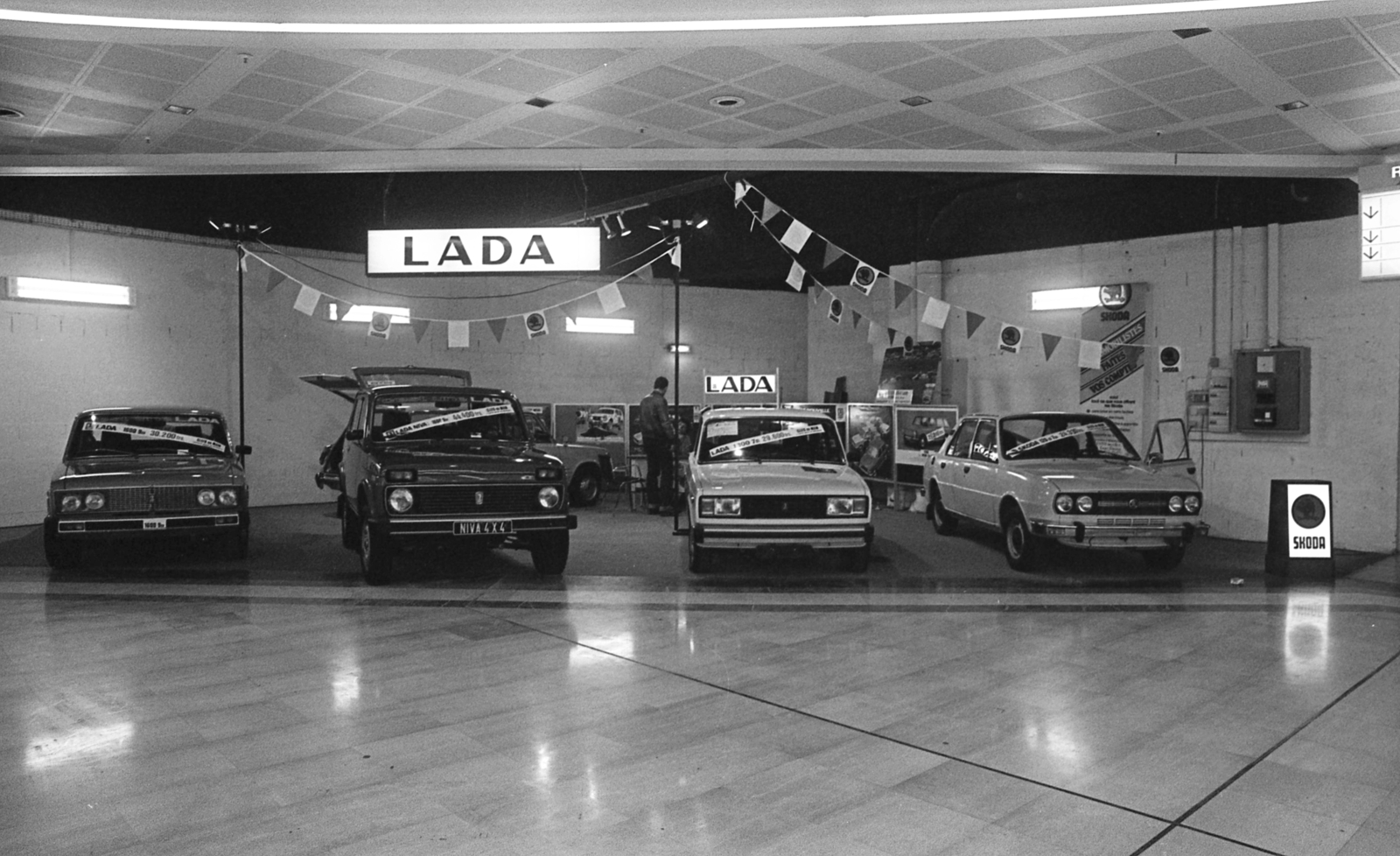 France, Puteaux, La Défense üzleti központ Párizs elővárosában, a Westfield Les Quatre Temps bevásárlóközpont., 1982, Urbán Tamás, Skoda-brand, Lada-brand, car dealer, Fortepan #124914