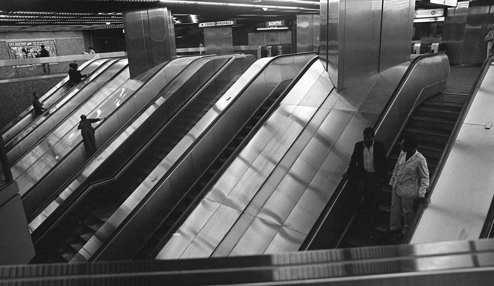 France, Paris, a RER (Réseau Express Régional), a regionális gyorsvasút-hálózat Charles de Gaulle - Étoile állomása., 1982, Urbán Tamás, moving escalator, Fortepan #124918