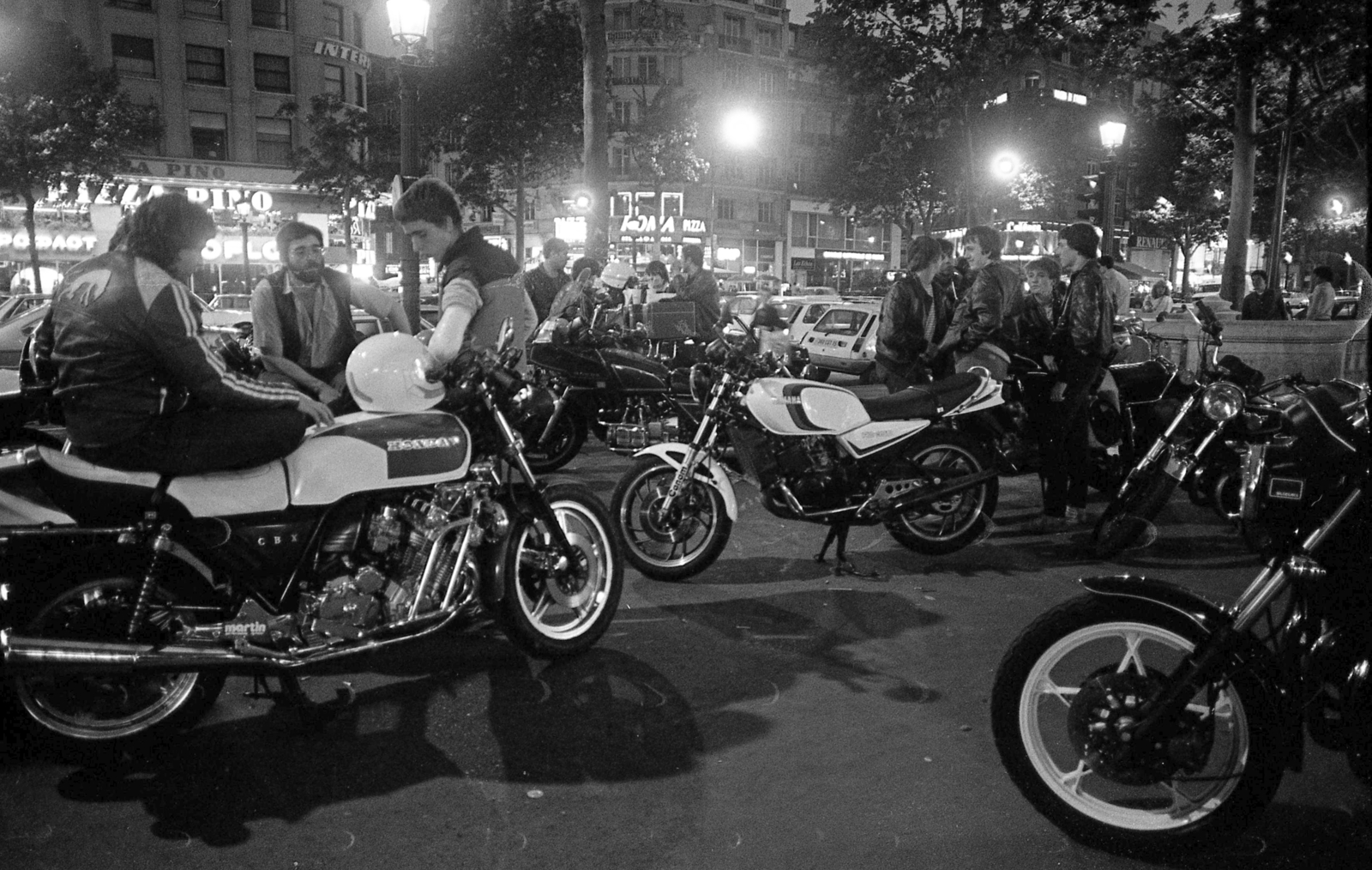 Franciaország, Párizs, Avenue des Champs-Élysées, háttérben a Rue de Marignan torkolata., 1982, Urbán Tamás, Honda-márka, motoros találkozó, Yamaha-márka, Fortepan #124931