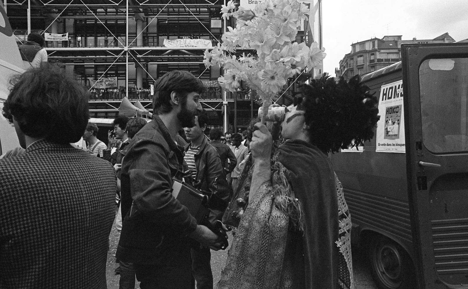 France, Paris, Place Georges Pompidou, szemben a Pompidou központ., 1982, Urbán Tamás, museum, High-tech architecture, Postmodern architecture, Richard Rogers-design, Renzo Piano-design, Gianfranco Franchini-design, Pride parade, costume, Fortepan #124934