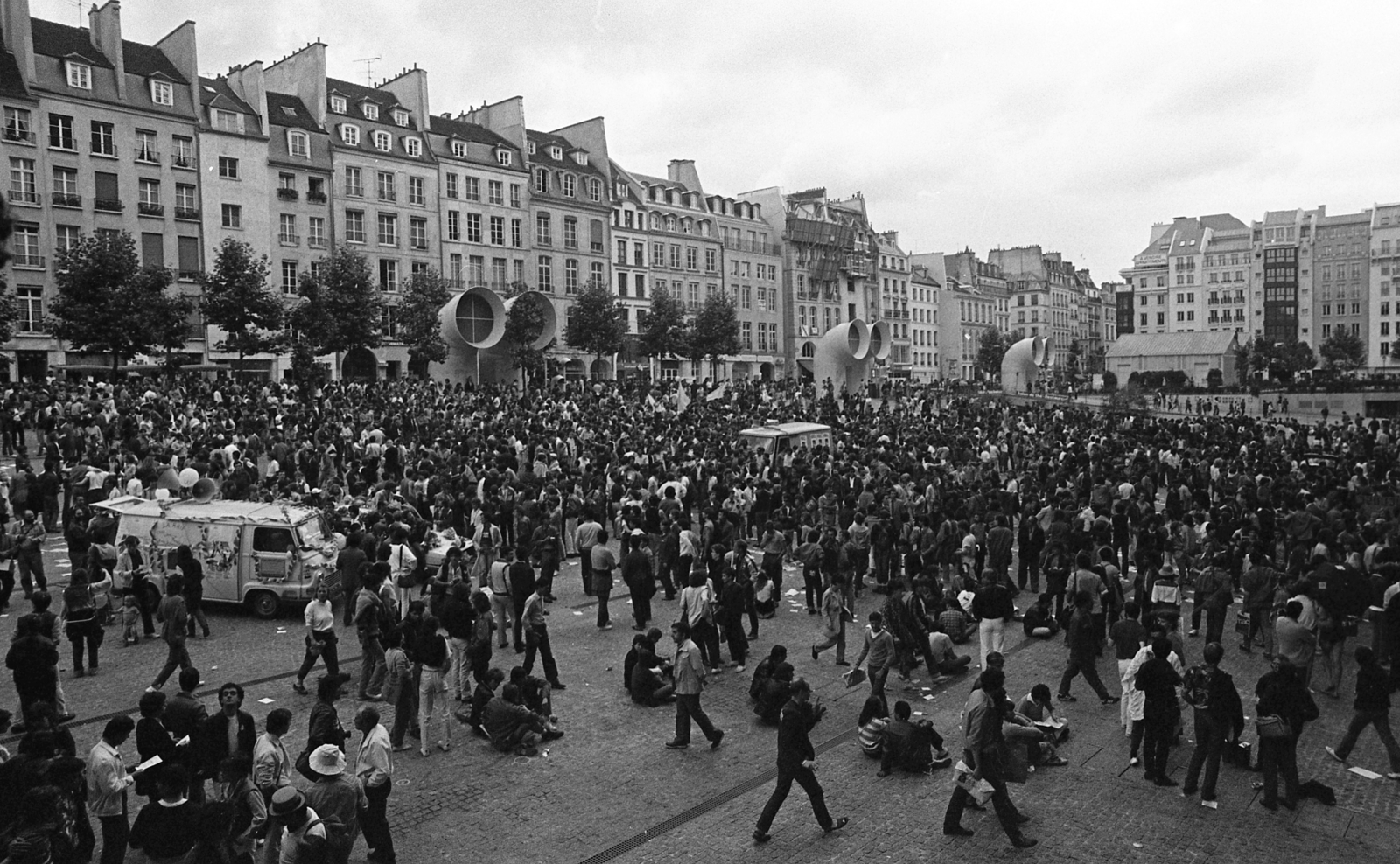France, Paris, Place Georges Pompidou, szemben a Rue Saint-Martin házsora., 1982, Urbán Tamás, Pride parade, Fortepan #124935