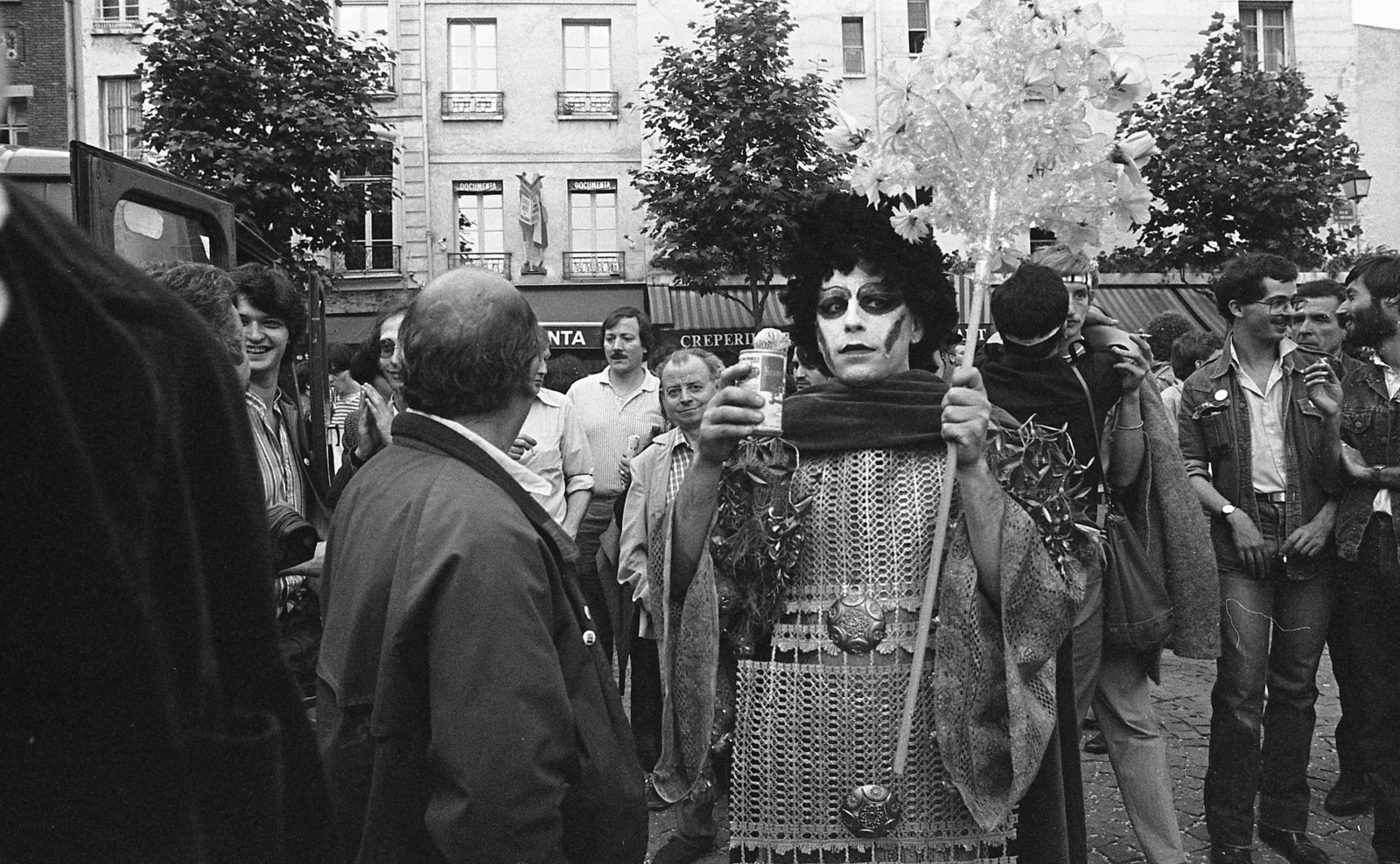 France, Paris, Place Georges Pompidou, háttérben a Rue Saint-Merri házsora., 1982, Urbán Tamás, Pride parade, costume, Fortepan #124936