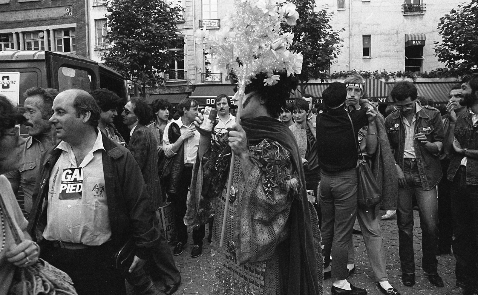 Franciaország, Párizs, Place Georges Pompidou, háttérben a Rue Saint-Merri házsora., 1982, Urbán Tamás, melegfelvonulás, jelmez, Fortepan #124937