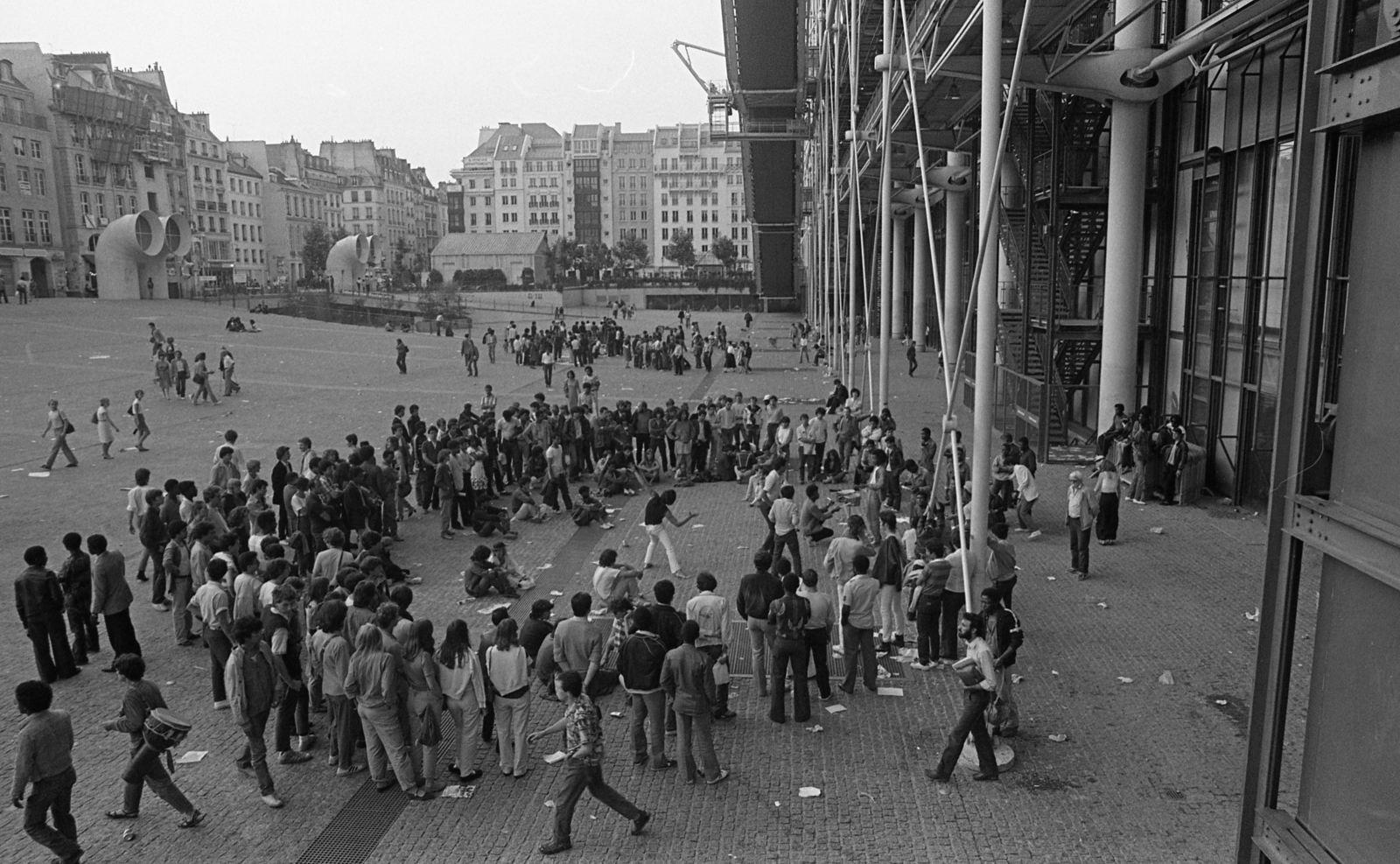 Franciaország, Párizs, Place Georges Pompidou, jobbra a Pompidou központ., 1982, Urbán Tamás, tér, múzeum, High-tech építészet, posztmodern építészet, Richard Rogers-terv, Renzo Piano-terv, Gianfranco Franchini-terv, Fortepan #124945