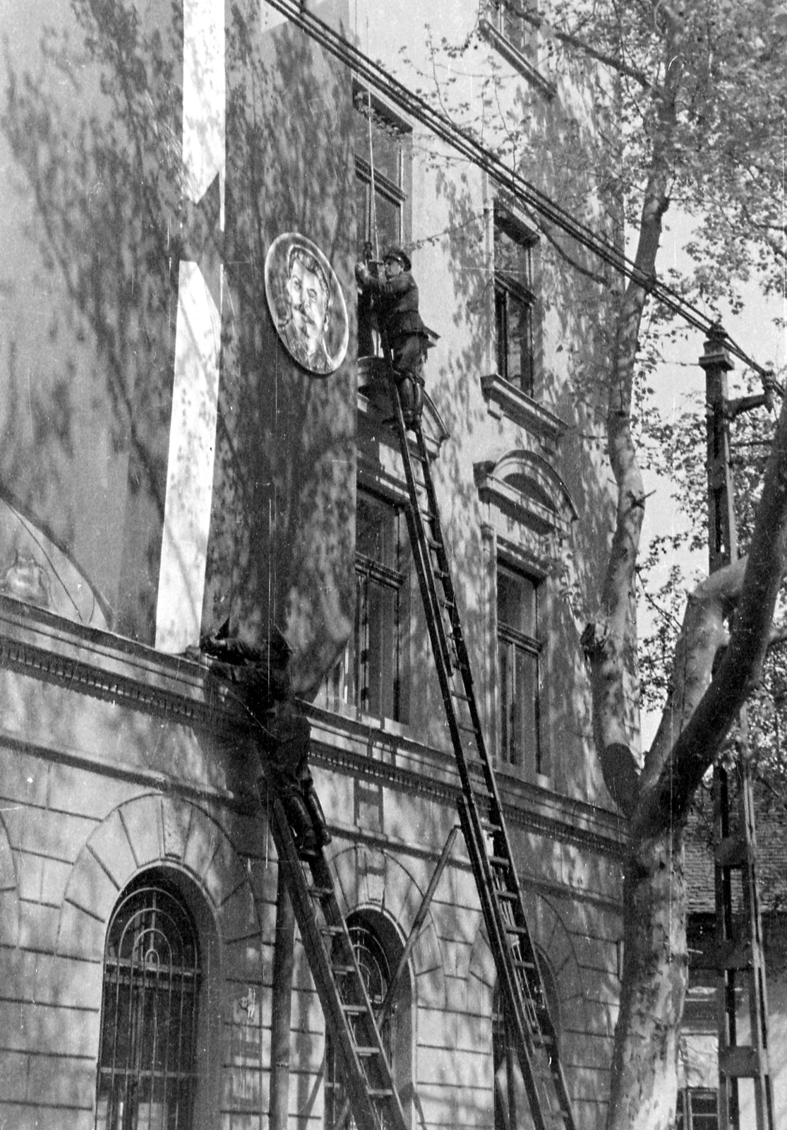 Hungary, Budapest IX., Mester utca - Viola utca sarok., 1951, Szent-tamási Mihály, personality cult, Joseph Stalin portrayal, Budapest, ladder, political decoration, Fortepan #12495