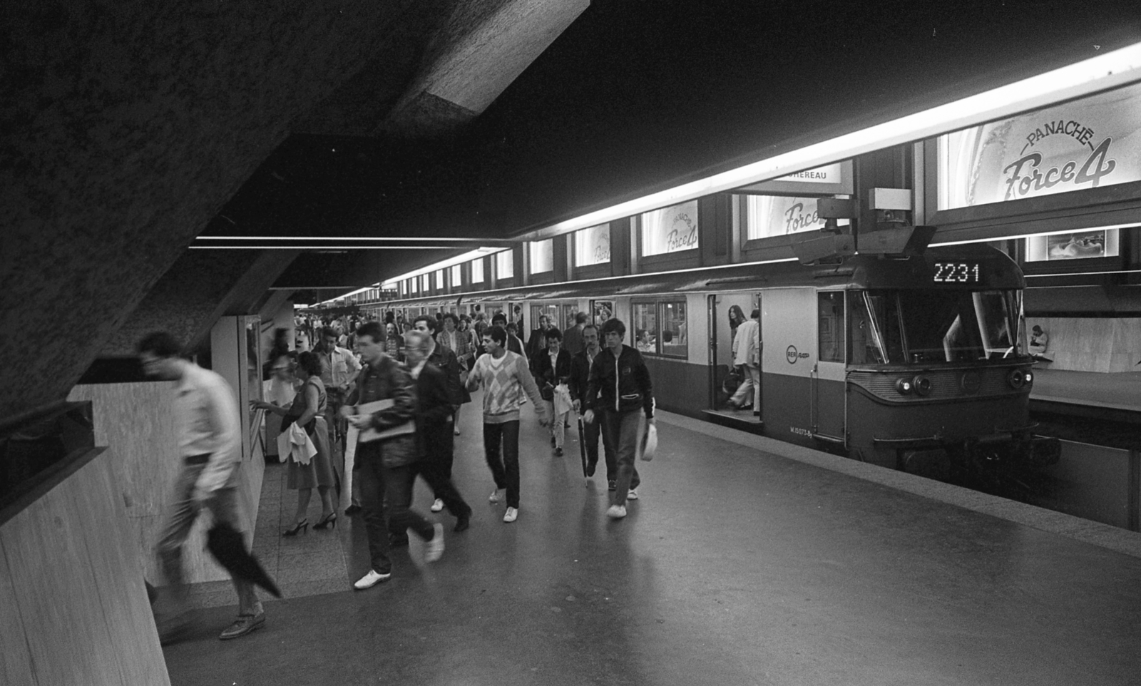 Franciaország, Párizs, a RER (Réseau Express Régional), a regionális gyorsvasút-hálózat Charles de Gaulle - Étoile állomása., 1982, Urbán Tamás, Fortepan #124973