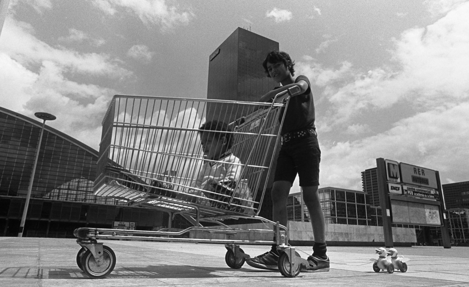 France, Puteaux, La Défense üzleti központ Párizs elővárosában., 1982, Urbán Tamás, modern architecture, shopping trolley, Robert Camelot-design, Jean de Mailly-design, Bernard Zehrfuss-design, Nicolas Esquillan-design, Jean Prouvé-design, Fortepan #124974