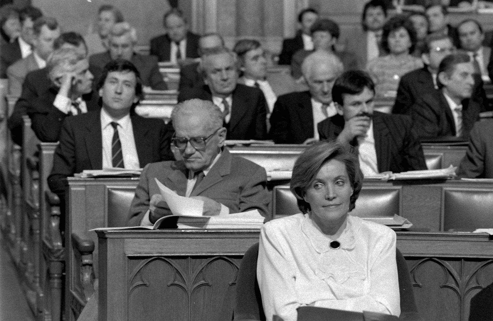 Magyarország, Budapest V., Parlament, az Országgyűlés ülése. Elöl Csehák Judit, mögötte Sarlós István, őmögötte Roszik Gábor, vele egy sorban, jobbra Debreczeni József., 1990, Urbán Tamás, Budapest, Fortepan #124979