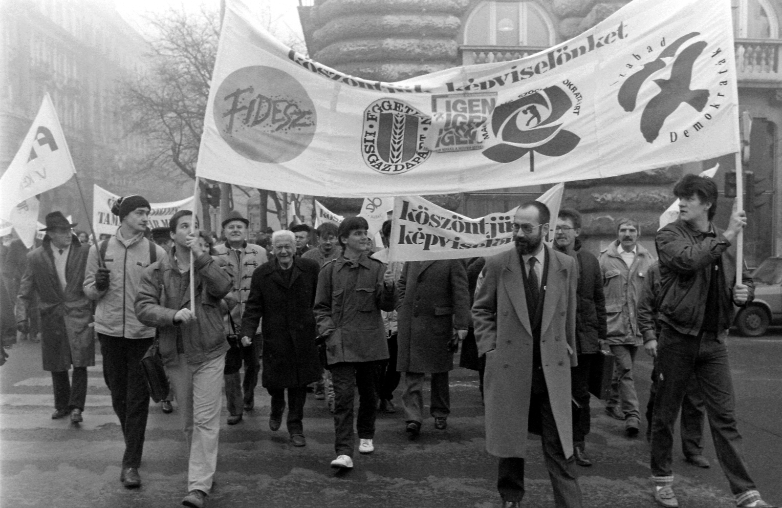 Hungary, Budapest V., Kossuth Lajos tér, szemben a Nádor (Münnich Ferenc) utca. Tamás Gáspár Miklóst friss országgyűlési képviselőként kísérik választói. A felvétel 1990. január 23-án készült., 1990, Urbán Tamás, intellectuals, Budapest, politician, philosopher, Fortepan #124983