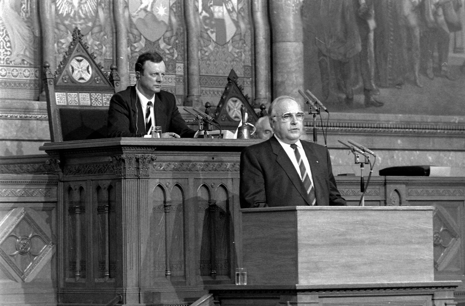 Hungary, Budapest V., Parlament, az Országgyűlés ülése. Helmut Kohl, az NSZK kancellárja, felette Fodor István az országgyűlés megbízott elnöke. A felvétel 1989. december 18-án készült., 1989, Urbán Tamás, celebrity, prime minister, Budapest, politician, Fortepan #124985