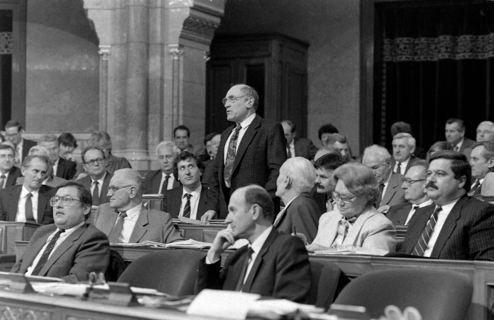 Hungary, Budapest V., Parlament, az Országgyűlés ülése. A felszólaló Bánffy György, tőle balra Roszik Gábor, jobbra Debreczeni József, a szónok előtt a második sorban Sarlós István, a sor jobb szélén Nagy Sándor, előtte Békesi László., 1990, Urbán Tamás, Budapest, Fortepan #124986