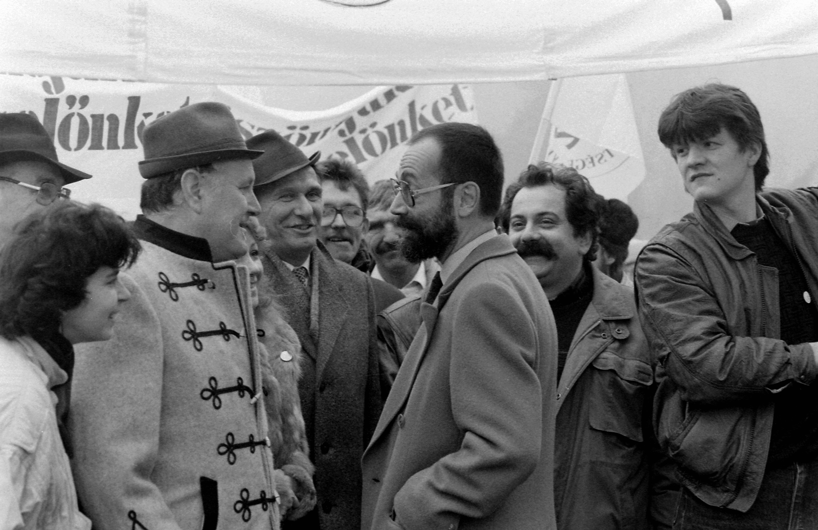Magyarország, Budapest V., Kossuth Lajos tér, Tamás Gáspár Miklós friss országgyűlési képviselőként. A felvétel 1990. január 23-án készült., 1990, Urbán Tamás, értelmiség, Budapest, kopaszodás, filozófus, Fortepan #124987