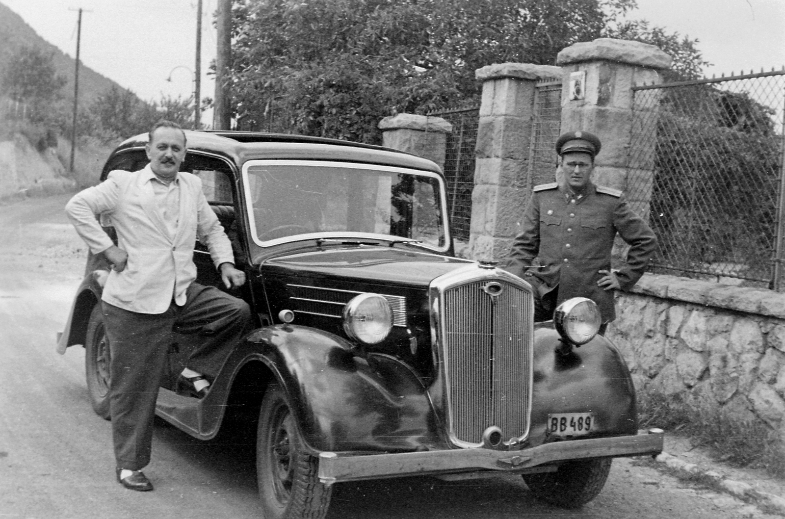 Hungary, Budapest III., Erdőalja út 5., a mai Óbudai Rákóczi Ferenc Általános iskola előtt áll a Wolseley 18/85 típusú személygépkocsi., 1950, Szent-tamási Mihály, British brand, automobile, number plate, Wolseley-brand, Budapest, uniform, Haidekker-brand, Fortepan #12499