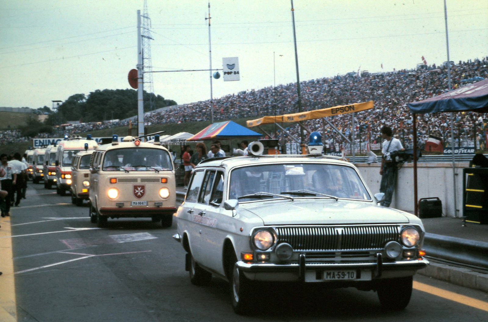 Magyarország, Hungaroring, Mogyoród, mentőautók felvonulása a Formula-1 harmadik magyar nagydíj alkalmával., 1988, Urbán Tamás, színes, GAZ-márka, mentőautó, GAZ 24 Volga, rendszám, Volkswagen Typ2, Fortepan #125005