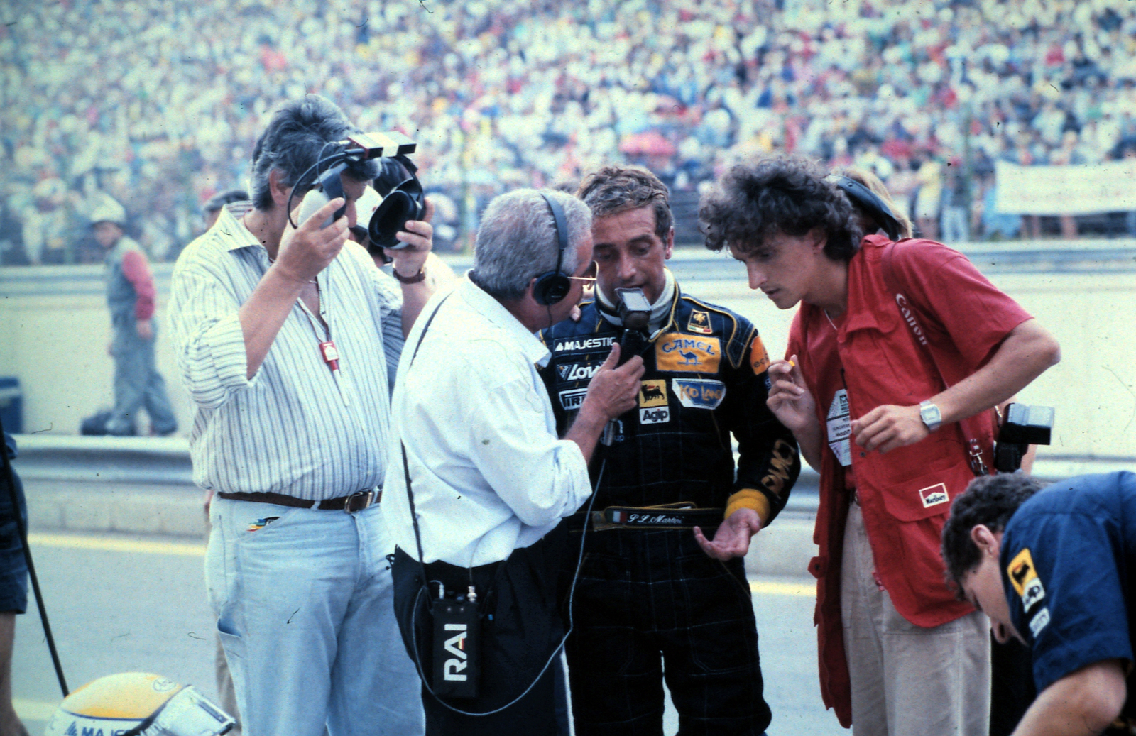 Hungary, Hungaroring, Mogyoród, Formula-1 harmadik magyar nagydíj, Pierluigi Martini, a Minardi-Ford csapat versenyzője a RAI (Radio Audizioni Italia) riporterének nyilatkozik., 1988, Urbán Tamás, colorful, Fortepan #125013