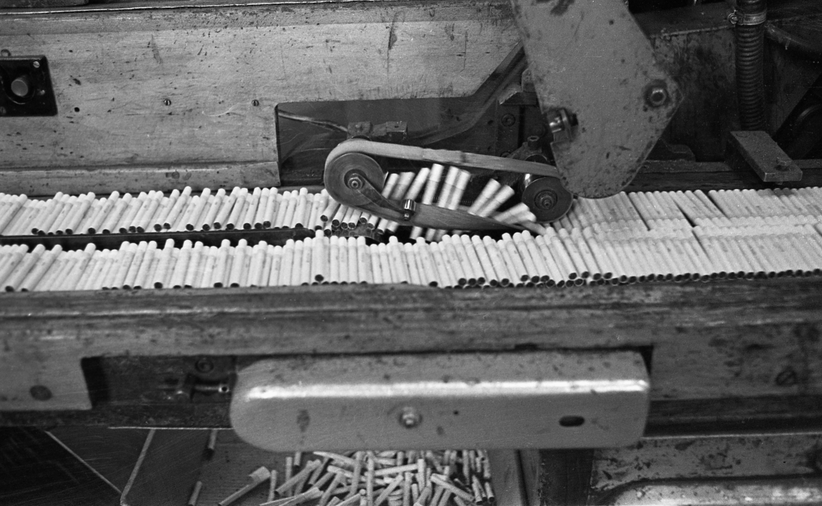 Hungary, Pécs, Pécsi Dohánygyár, cigaretta csomagológép., 1980, Urbán Tamás, tobacco factory, Fortepan #125024