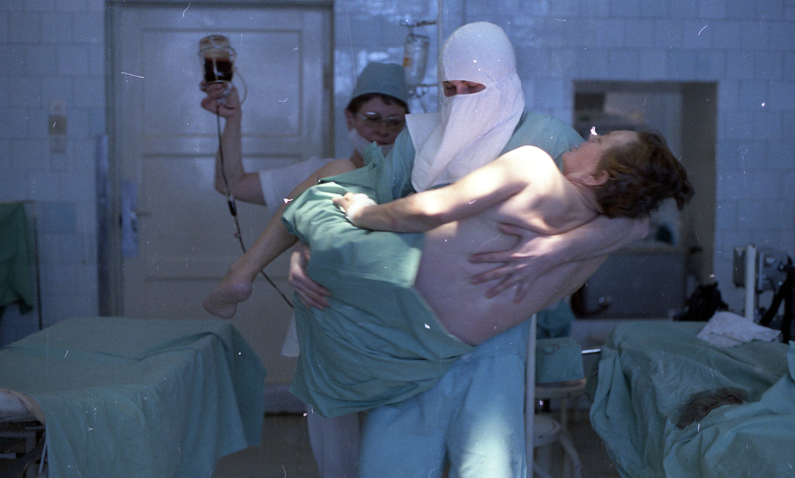 1980, Urbán Tamás, healthcare, colorful, surgery, operating room, hold in arms, Fortepan #125033