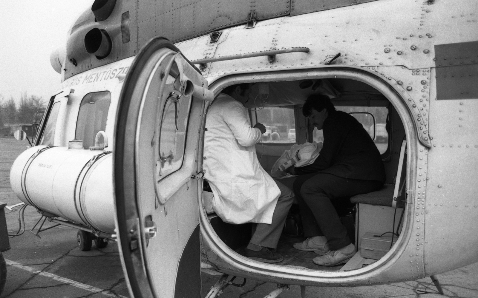 Hungary, Budaörs Airport, Budapest XI., az Országos Mentőszolgálat mentőhelikoptere., 1986, Urbán Tamás, helicopter, Mil-brand, Budapest, Fortepan #125037