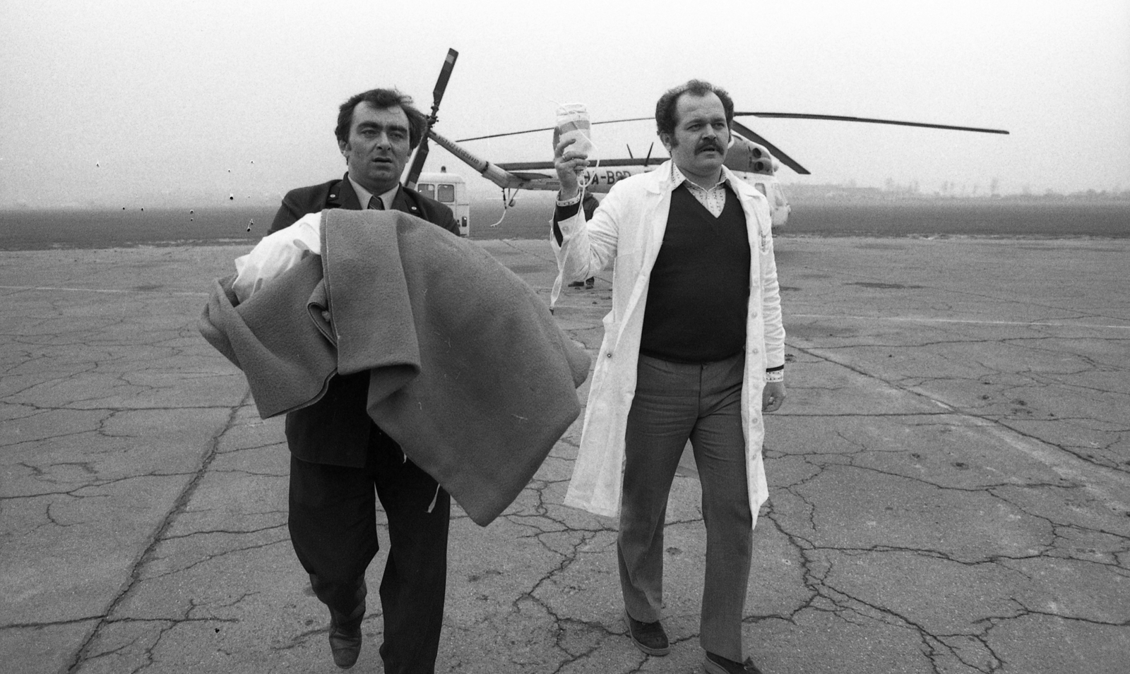 Hungary, Budaörs Airport, Budapest XI., háttérben az Országos Mentőszolgálat mentőhelikoptere., 1986, Urbán Tamás, helicopter, Budapest, infusion, Fortepan #125042