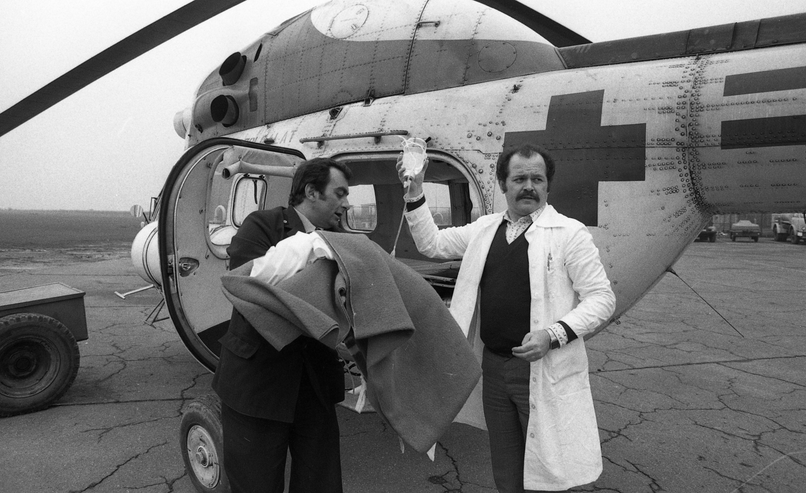 Hungary, Budaörs Airport, Budapest XI., az Országos Mentőszolgálat mentőhelikoptere., 1986, Urbán Tamás, helicopter, Mil-brand, Budapest, Fortepan #125043