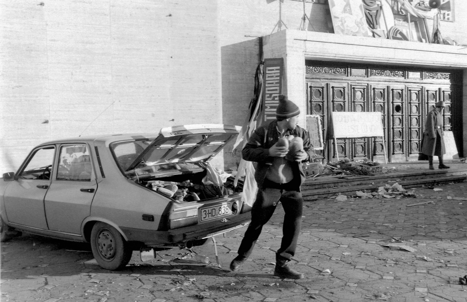 Románia,Erdély, Temesvár, Piata Victoriei, Művelődési Palota. Romániai forradalom., 1989, Urbán Tamás, Dacia-márka, automobil, román gyártmány, rendszám, Dacia 1310, DAC-márka, román forradalom, rendszerváltás, Fortepan #125056