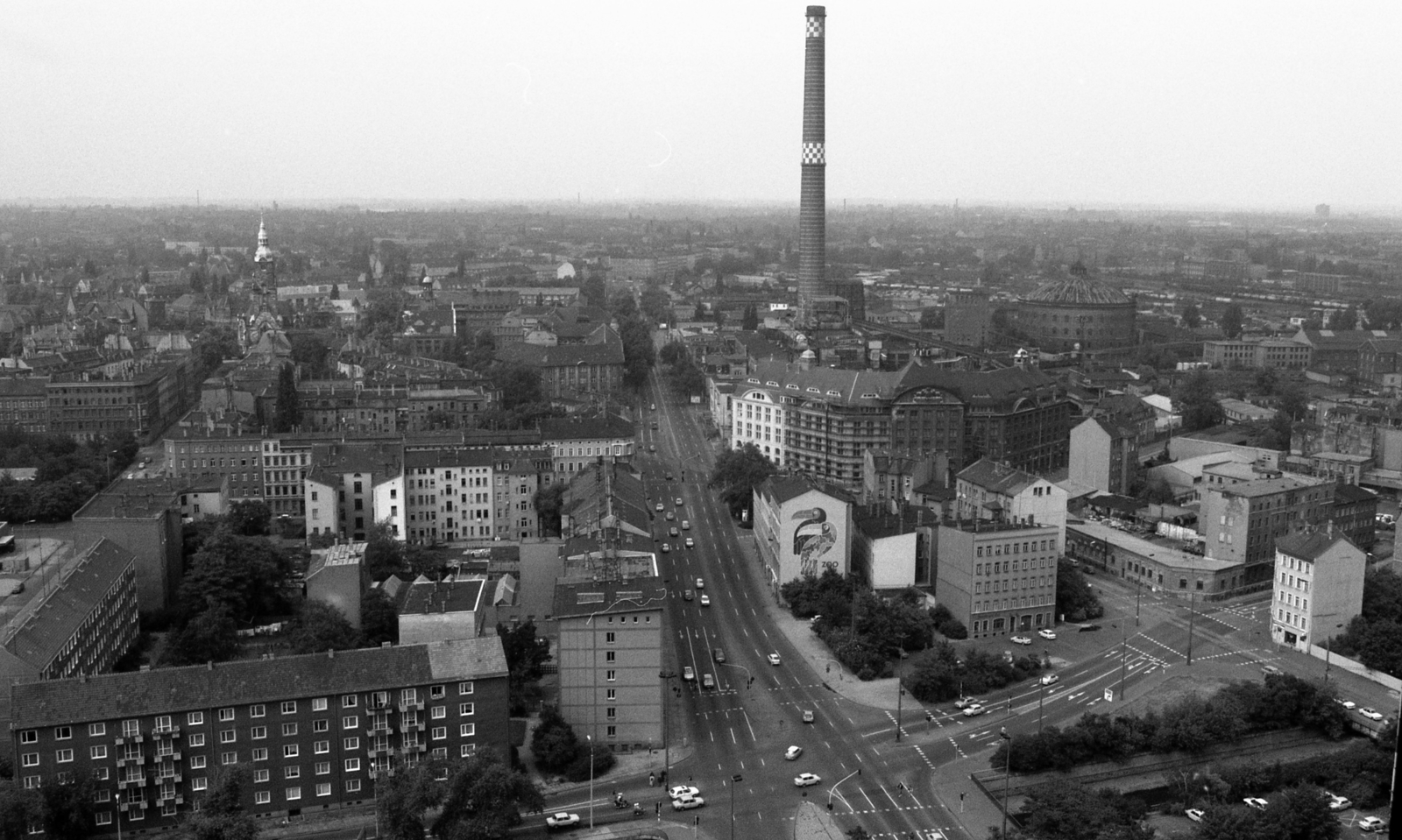Németország, Lipcse, kilátás a Hotel Merkur-ból (később Hotel The Westin Leipzig) észak felé, szemben a Eutritzscher Strasse., 1990, Urbán Tamás, NDK, Fortepan #125072