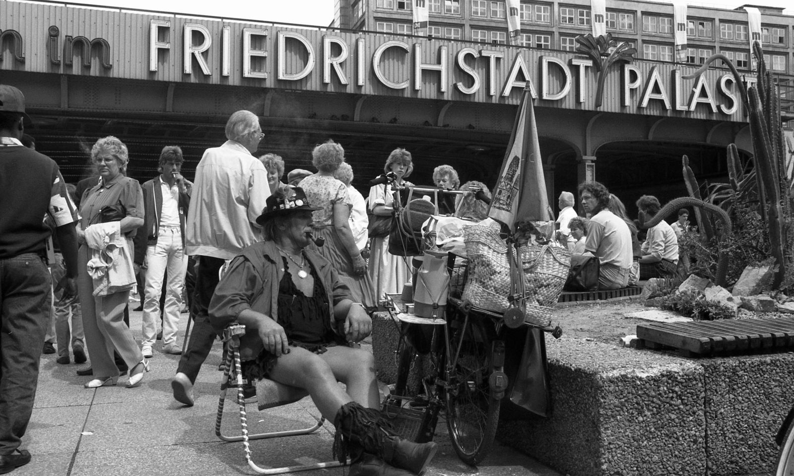 Németország, Berlin, Bahnhof Alexanderplatz, a Rathausstrasse és a Gontardstrasse kereszteződése., 1990, Urbán Tamás, Fortepan #125084