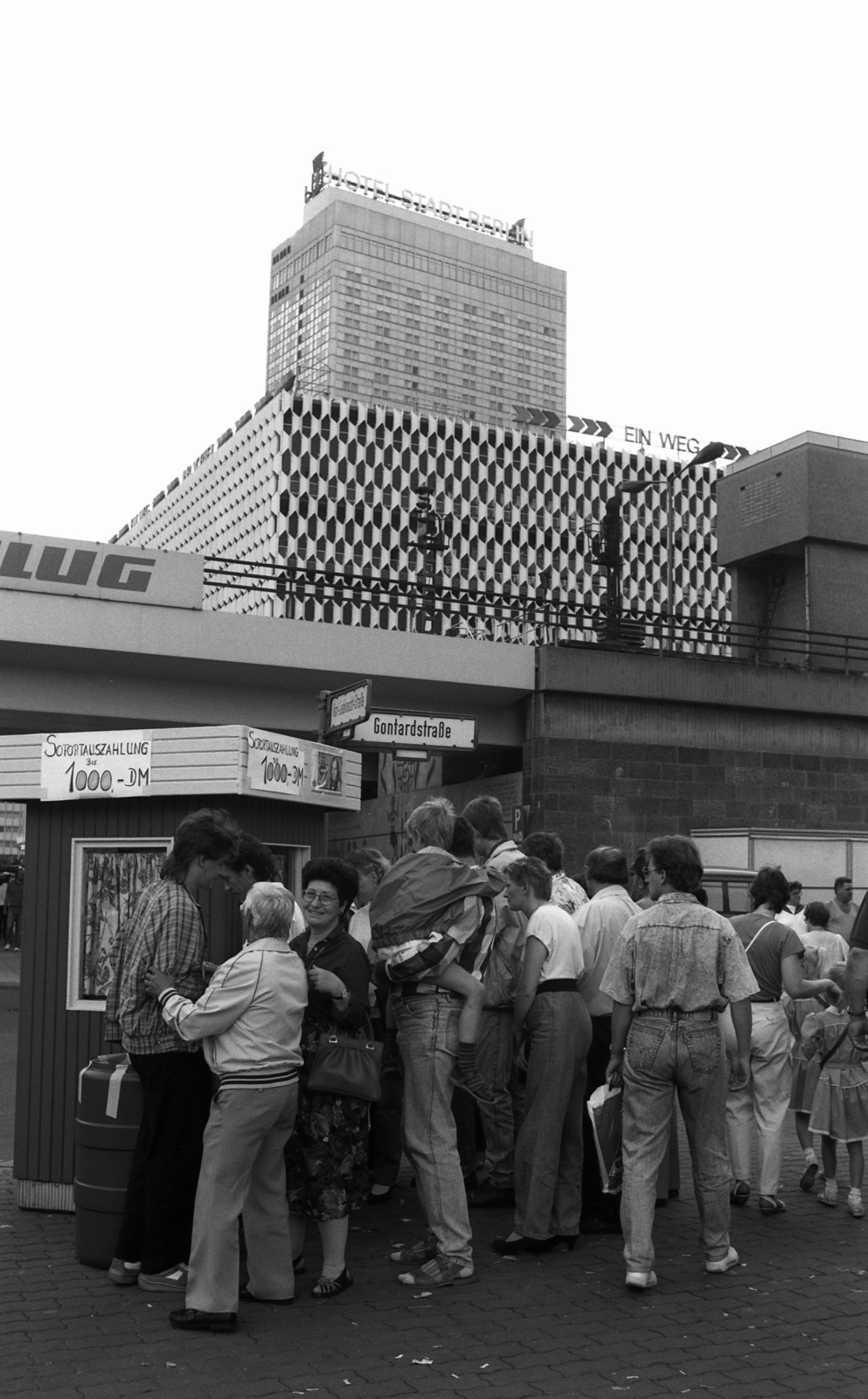 Germany, Berlin, Karl-Liebknecht-Strasse, jobbra a Gontardstrasse torkolata. A Stadtbahn vágányai alatti közúti aluljárón túl az Alexanderplatz-on a Centrum Áruház és a Hotel Stadt Berlin., 1990, Urbán Tamás, Fortepan #125085