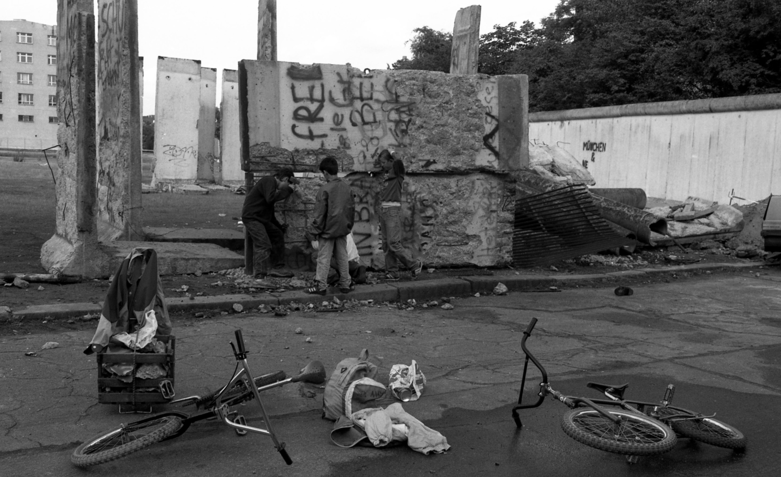 Németország, Berlin, a berlini fal egykori biztonsági zónája a Seydelstraße felől, jobbra a fal mögött az Alte Jakobstraße található, balra a háttérben az Alte Jakobstraße 91. déli tűzfala látható., 1990, Urbán Tamás, kerékpár, Fortepan #125089