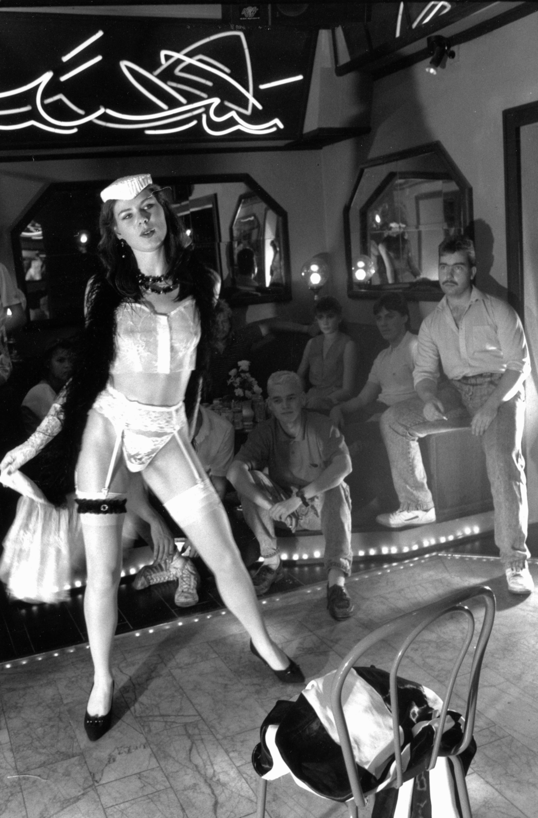 Németország, Berlin, a felvétel a bontás alatt álló berlini fal egykori biztonsági sávjában, a Stallschreiberstrasse környékén készült., 1990, Urbán Tamás, erotika, Fortepan #125095