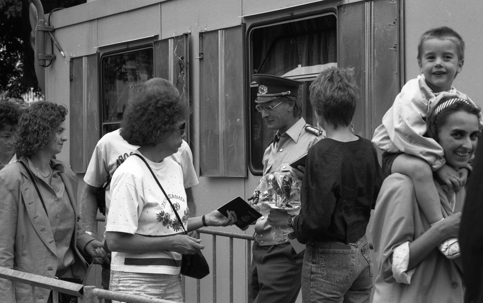 Németország, Berlin, ideiglenes határátkelő a Brandenburgi kapu mellett., 1990, Urbán Tamás, tányérsapka, Fortepan #125103