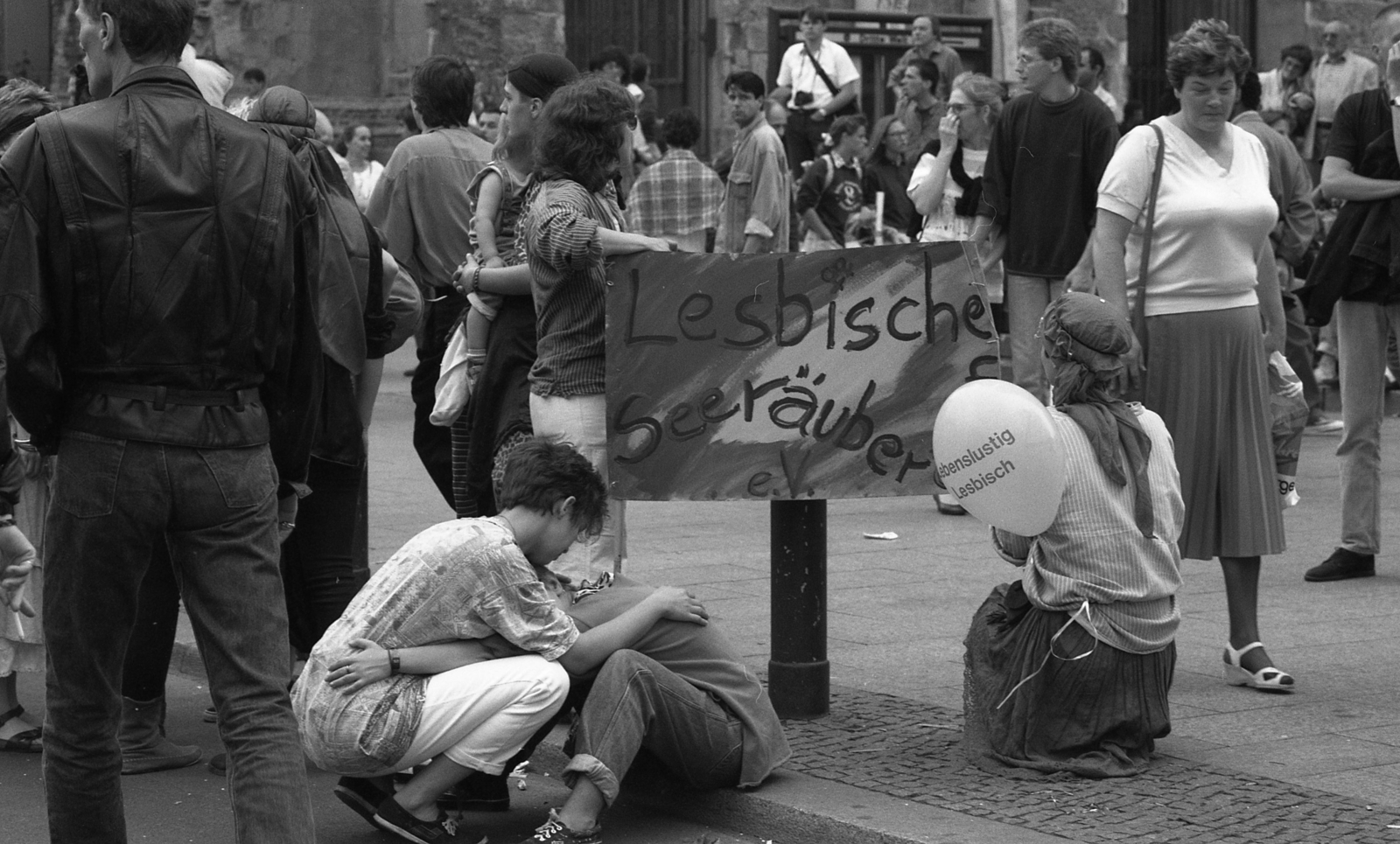 Germany, Berlin, a Kurfürstendamm vége, Breitscheidplatz a Vilmos császár emléktemplom (Kaiser-Wilhelm-Gedächtnis-Kirche) előtt., 1990, Urbán Tamás, Pride parade, Fortepan #125117