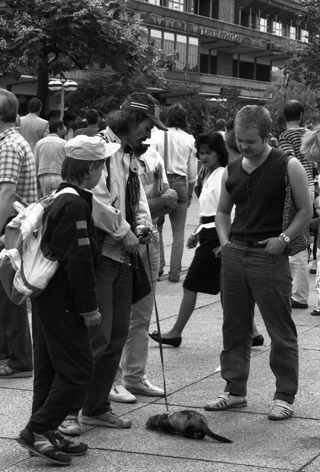 Németország, Berlin, Rathausstrasse 5., Rathaus Passagen (bevásárlóközpont) az Alexanderplatz felöl nézve., 1990, Urbán Tamás, Fortepan #125122