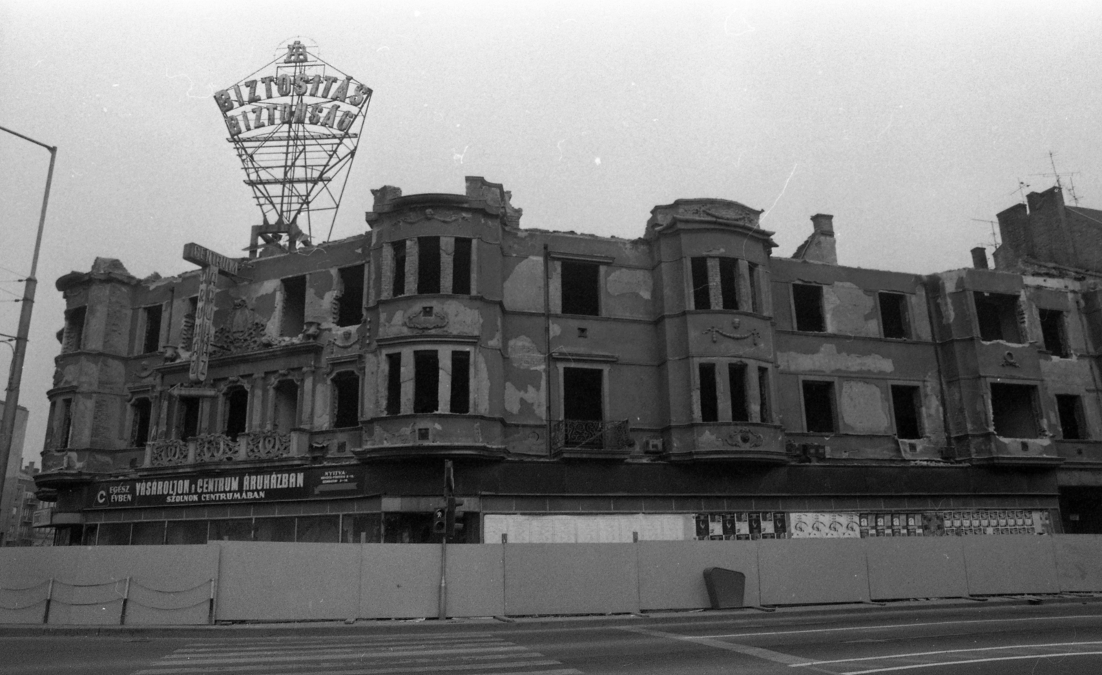 Hungary, Szolnok, Szapáry utca (Ságvári Endre körút), a kép bal szélén a Kossuth Lajos út sarok. A Nerfeld palota bontása a Baross utca (Beloiannisz út) felől., 1981, Urbán Tamás, neon sign, Fortepan #125132