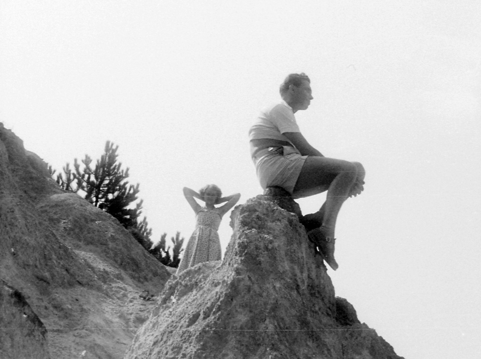 Hungary, Pilis Mountains, Teve-sziklák a pilisborosjenői völgy északi oldalán (az "Egri vár"-tól dél-keleti irányban)., 1953, Szent-tamási Mihály, summer, man and woman, rock, double portrait, hands behind the head, sitting on a rock, Fortepan #12514