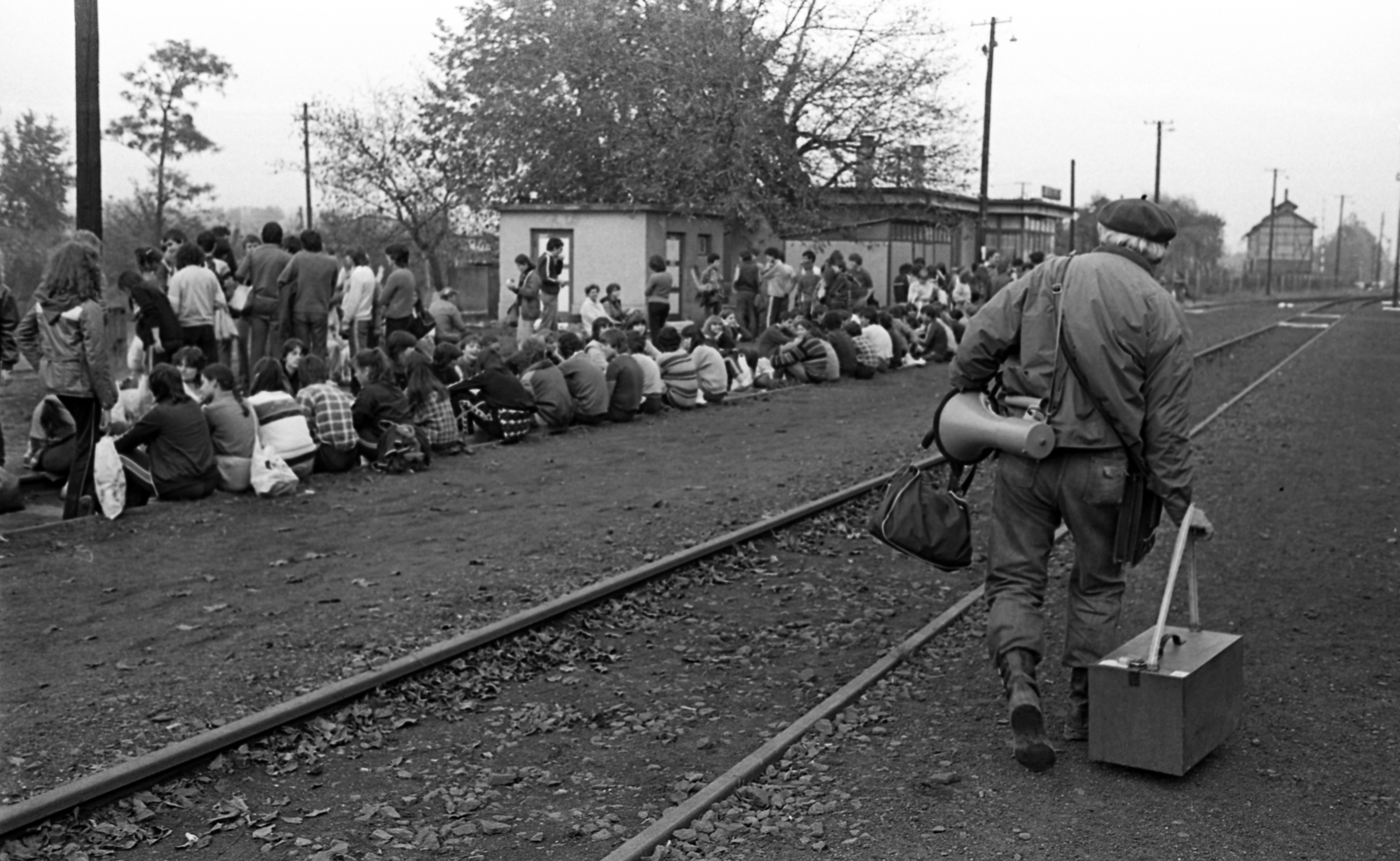 Hungary, Nyírbogát, vasútállomás, almaszüretre érkező diákok., 1985, Urbán Tamás, Fortepan #125146