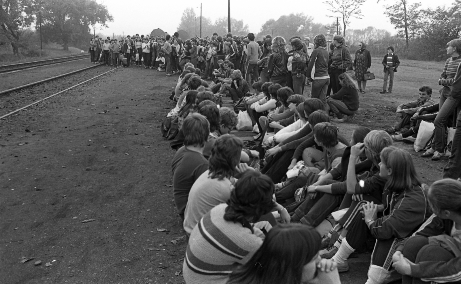 Hungary, Nyírbogát, vasútállomás, almaszüretre érkező diákok., 1985, Urbán Tamás, Fortepan #125147