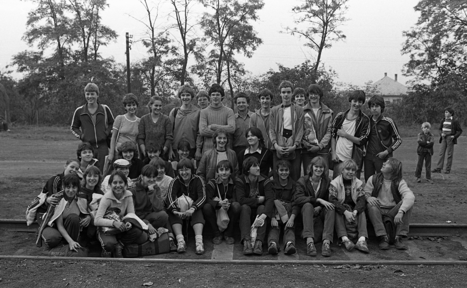 Hungary, Nyírbogát, vasútállomás, almaszüretre érkező diákok., 1985, Urbán Tamás, Fortepan #125148