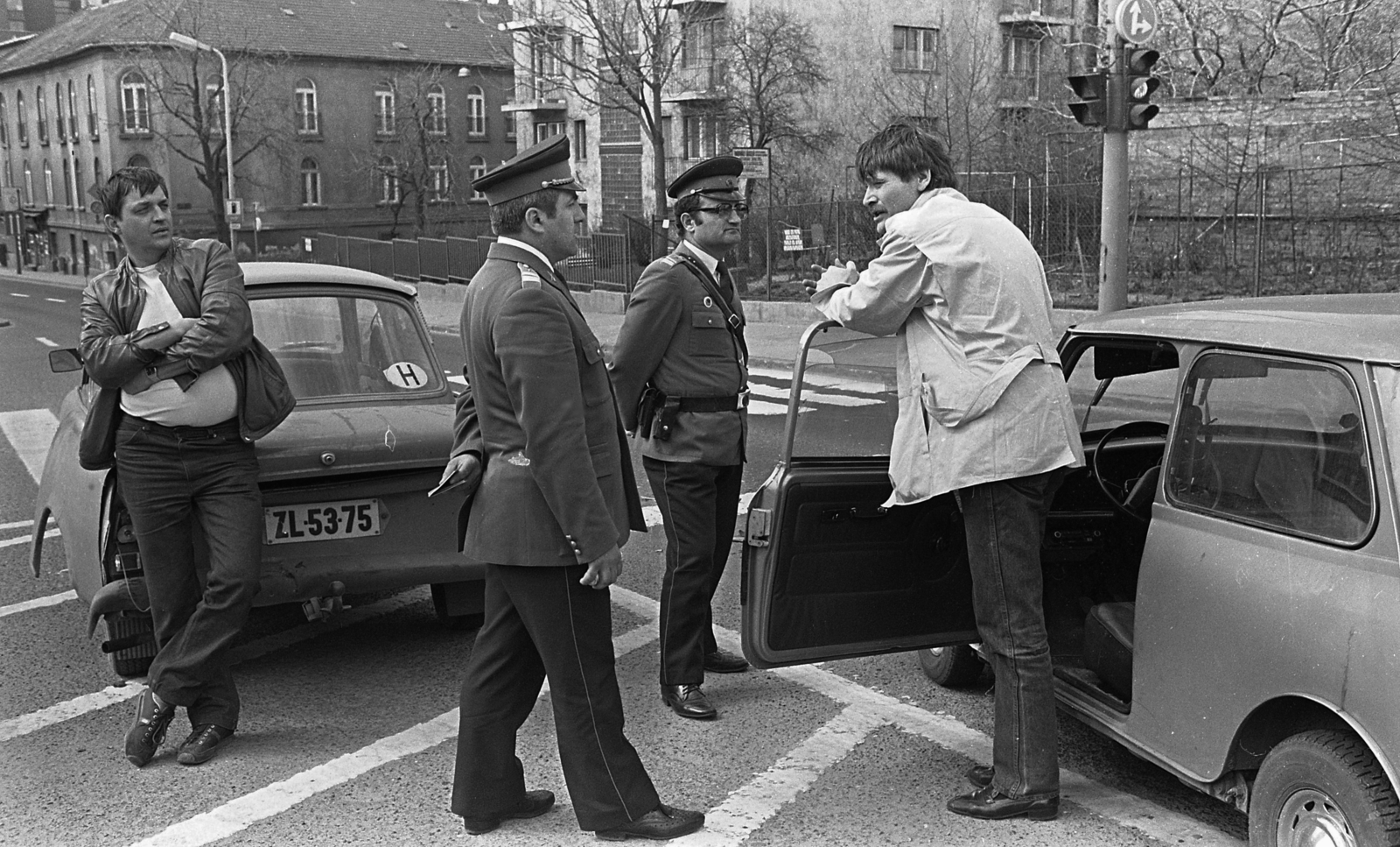 Hungary, Budapest I., Hegyalja út az Alsóhegy utca felől a BAH csomópont irányába nézve. Jobbra a Csap utca., 1984, Urbán Tamás, number plate, Budapest, country code sign, Fortepan #125180